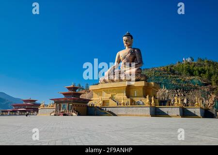 La statue de Bouddha Dordenma a été faite en Chine, coupée en morceaux puis expédiée et expédiée par camion de Phuent- sholing prise @Thimphu, Bhoutan Banque D'Images