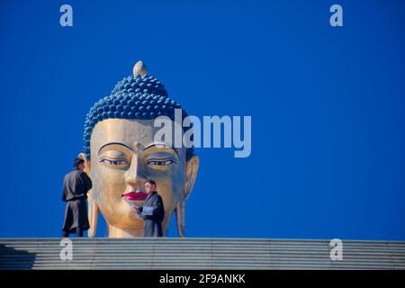 Grand Bouddha Dordenma est un gigantesque Bouddha staatue dans les montagnes du Bhoutan Célébration du 60e anniversaire du quatrième roi Jigme Singye Wangchuck Banque D'Images