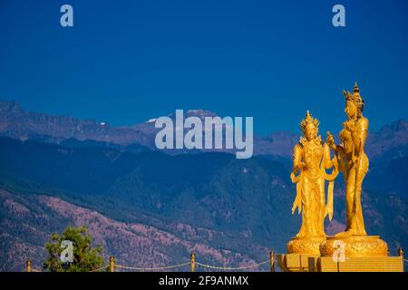 Grand Bouddha Dordenma est un gigantesque Bouddha staatue dans les montagnes du Bhoutan Célébration du 60e anniversaire du quatrième roi Jigme Singye Wangchuck Banque D'Images