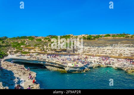 MARSAXLOKK, MALTE, 30 AVRIL 2017 : les gens profitent de journées ensoleillées à la piscine de Saint Pierre près de Marsaxlokk, Malte Banque D'Images