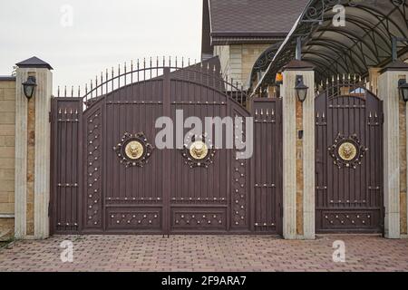 Portes en métal forgé aux lignes décoratives dans une maison privée Banque D'Images