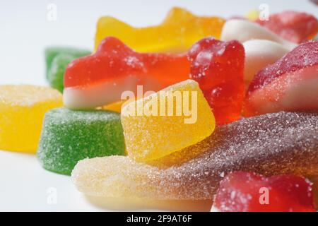 Beaucoup de bonbons colorés assortis. Bonbons juteux colorés en gelée Banque D'Images