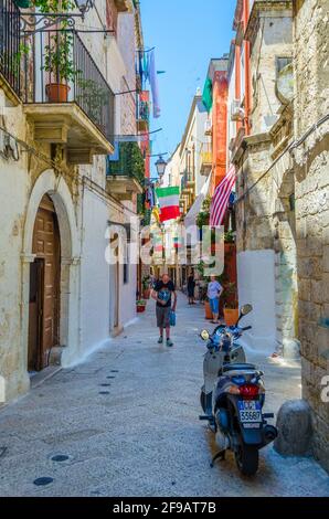 BARI, ITALIE, 20 JUIN 2014 : vue sur une rue étroite dans la ville italienne de Bari Banque D'Images