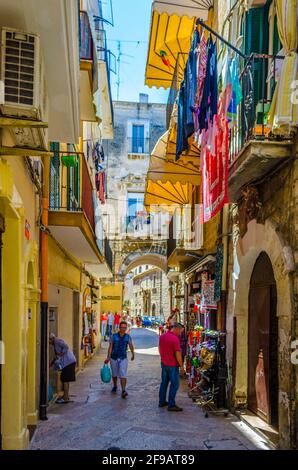 BARI, ITALIE, 20 JUIN 2014 : vue sur une rue étroite dans la ville italienne de Bari Banque D'Images