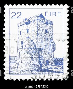 MOSCOU, RUSSIE - 22 SEPTEMBRE 2019 : le timbre-poste imprimé en Irlande montre le château d'Aughanure (16e Cty.) Oughterard, Irish Architecture Definitifs 19 Banque D'Images