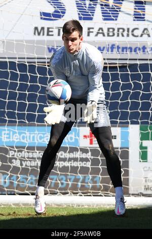 Luton, Royaume-Uni. 17 avril 2021. Simon Sluga, gardien de but de Luton Town, se réchauffe lors du match de championnat EFL Sky Bet entre Luton Town et Watford sur Kenilworth Road, Luton, en Angleterre, le 17 avril 2021. Photo de Ken Sparks. Utilisation éditoriale uniquement, licence requise pour une utilisation commerciale. Aucune utilisation dans les Paris, les jeux ou les publications d'un seul club/ligue/joueur. Crédit : UK Sports pics Ltd/Alay Live News Banque D'Images