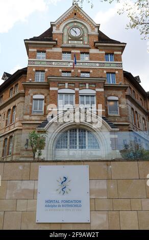 PARIS, FRANCE - 15 AVRIL 20 : la fondation ophtalmologique Adolphe de Rothschild, ouverte en 1905, occupe le coin formé par Mathurin Moreau Avenu Banque D'Images