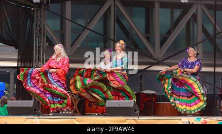 Un groupe de danseurs en longues jupes tziganes, qui se produisent sur scène pendant un festival multiculturel. Tauranga, Nouvelle-Zélande Banque D'Images