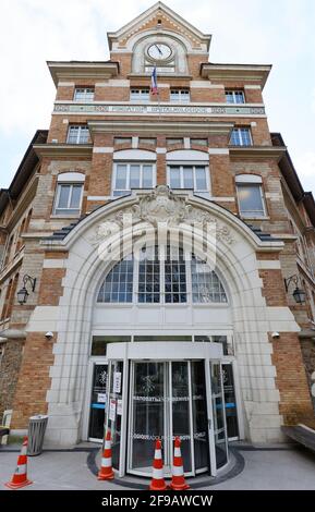 PARIS, FRANCE - 15 AVRIL 20 : la fondation ophtalmologique Adolphe de Rothschild, ouverte en 1905, occupe le coin formé par Mathurin Moreau Avenu Banque D'Images