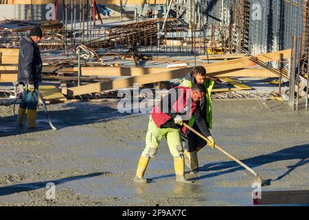 Wien, Vienne: Travaux de bétonnage sur chantier, ouvrier en 22. Donaustadt, Wien, Autriche Banque D'Images