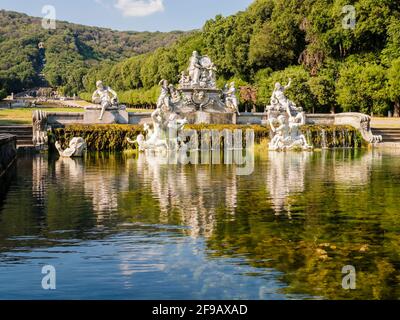 Vue imprenable sur la fontaine de Cérès, magnifique composition sculpturale réalisée en marbre de Carrare et en travertin, Palais Royal de Caserta, Italie Banque D'Images