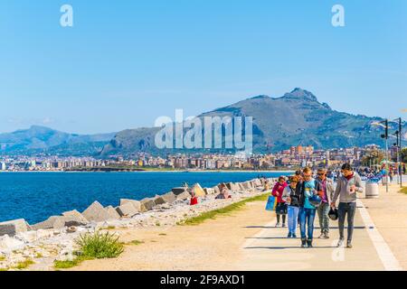 PALERME, ITALIE, 23 AVRIL 2017: Les gens se détendent sur la promenade du bord de mer à Palerme, Sicile, Italie Banque D'Images