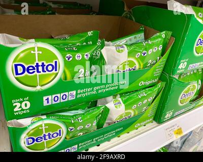 'RAK, RAK, Emirats Arabes Unis - 4.17.2021.: Lingettes désinfectantes Dettol en sacs verts à vendre pour coronavirus COVID-19 prévention et propreté des mains Banque D'Images