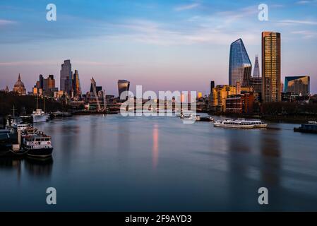 Les derniers éléments du coucher de soleil sur les Docklands de Londres et la City de Londres depuis le Waterloo Bridge, Londres, Royaume-Uni Banque D'Images