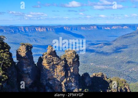 La célèbre formation rocheuse « Three Sisters » dans le parc national des Blue Mountains, en Nouvelle-Galles du Sud, en Australie, avec vue sur la Jamison Valley Banque D'Images