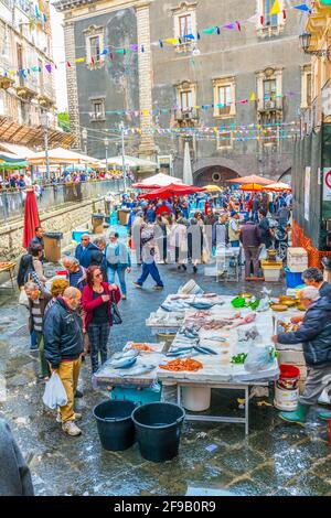 CATANE, ITALIE, 27 AVRIL 2017 : vue sur un célèbre marché aux poissons le samedi à Catane, Sicile, Italie Banque D'Images