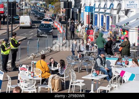 Southend on Sea, Essex, Royaume-Uni. 17th avril 2021. La ville balnéaire de Southend on Sea attend une journée chargée alors que le Royaume-Uni poursuit l'étape 2 de la feuille de route en dehors de son verrouillage. Les prévisions météorologiques attirent les gens vers le front de mer, avec un certain nombre de cafés proposant des repas à l'extérieur. Covid veille les ambassadeurs de la conformité Banque D'Images