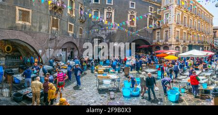 CATANE, ITALIE, 27 AVRIL 2017 : vue sur un célèbre marché aux poissons le samedi à Catane, Sicile, Italie Banque D'Images