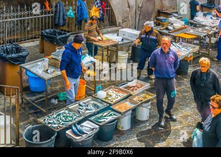 CATANE, ITALIE, 27 AVRIL 2017 : vue sur un célèbre marché aux poissons le samedi à Catane, Sicile, Italie Banque D'Images