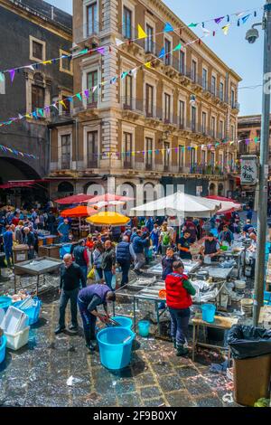 CATANE, ITALIE, 27 AVRIL 2017 : vue sur un célèbre marché aux poissons le samedi à Catane, Sicile, Italie Banque D'Images