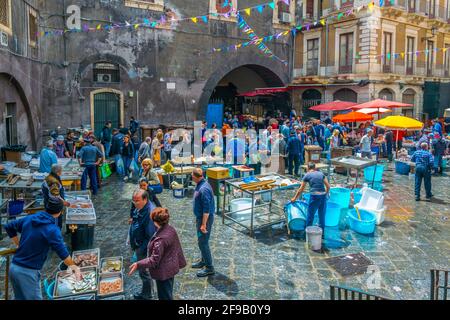 CATANE, ITALIE, 27 AVRIL 2017 : vue sur un célèbre marché aux poissons le samedi à Catane, Sicile, Italie Banque D'Images