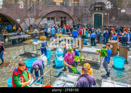 CATANE, ITALIE, 27 AVRIL 2017 : vue sur un célèbre marché aux poissons le samedi à Catane, Sicile, Italie Banque D'Images