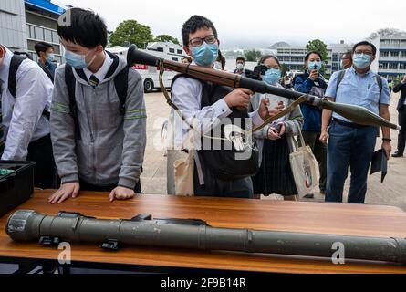 Hong Kong, Chine. 15 avril 2021. Les écoliers se livrent à une exposition d'armes lors de la Journée nationale d'éducation à la sécurité au Collège de police de Hong Kong à Hong Kong, Chine du 15 avril 2020. L'ancienne colonie britannique organise sa première Journée nationale de l'éducation à la sécurité. (Photo par Miguel Candela/SOPA Images/Sipa USA) crédit: SIPA USA/Alay Live News Banque D'Images