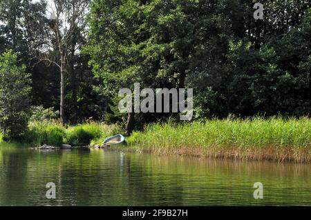 Bateau sur une rive du lac par beau temps. Banque D'Images