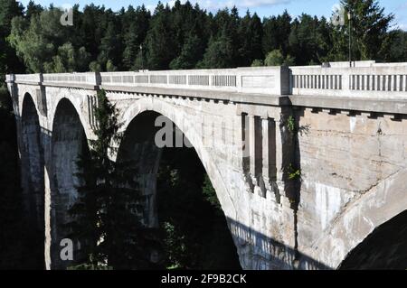 Pont ferroviaire historique de la Seconde Guerre mondiale, Stańczyki, Pologne. Banque D'Images