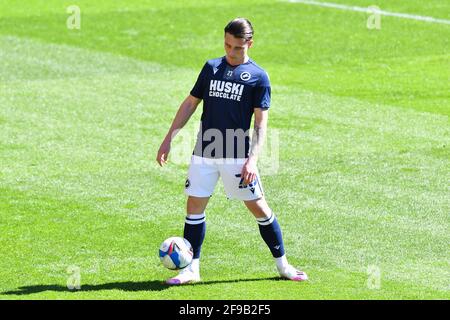 LONDRES. ROYAUME-UNI. 17 AVRIL : Dan McNamara de Millwall s'échauffe avant le match de championnat Sky Bet entre Brentford et Millwall au stade communautaire Brentford, Brentford, le samedi 17 avril 2021. (Credit: Ivan Yordanov | MI News) Credit: MI News & Sport /Alay Live News Banque D'Images