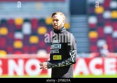 LONDRES. ROYAUME-UNI. 17 AVRIL : Pontus Jansson de Brentford s'échauffe avant le match de championnat Sky Bet entre Brentford et Millwall au stade communautaire de Brentford, Brentford, le samedi 17 avril 2021. (Credit: Ivan Yordanov | MI News) Credit: MI News & Sport /Alay Live News Banque D'Images