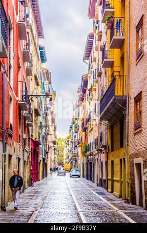 PAMPELUNE, ESPAGNE, le 28 OCTOBRE 2014: Les gens se promenent dans une rue de Pampelune, Espagne Banque D'Images
