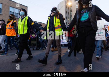 Chicago, États-Unis. 16 avril 2021. Les bénévoles aident à créer de l'espace pour les leaders d'une marche à Logan Square, Chicago, Illinois, le 16 avril 2021. La communauté est rassemblée pour protester après que la police de Chicago a abattu Adam Toledo, 13 ans, les images de caméra de corps de la police ont été récemment diffusées au public a fait rage dans la communauté. (Photo de Brian Feinzimer/Sipa USA) crédit: SIPA USA/Alamy Live News Banque D'Images