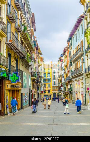 PAMPELUNE, ESPAGNE, le 28 OCTOBRE 2014: Les gens se promenent dans une rue de Pampelune, Espagne Banque D'Images