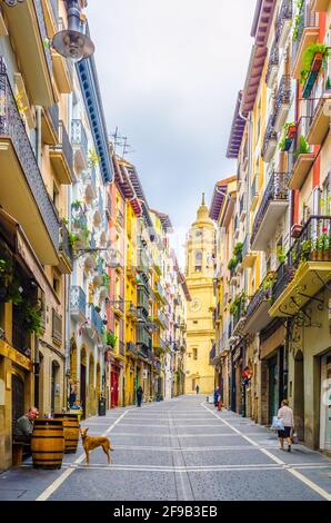 PAMPELUNE, ESPAGNE, le 28 OCTOBRE 2014: Les gens se promenent dans une rue de Pampelune, Espagne Banque D'Images
