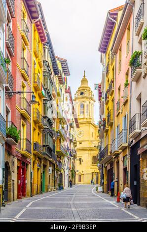 PAMPELUNE, ESPAGNE, le 28 OCTOBRE 2014: Les gens se promenent dans une rue de Pampelune, Espagne Banque D'Images