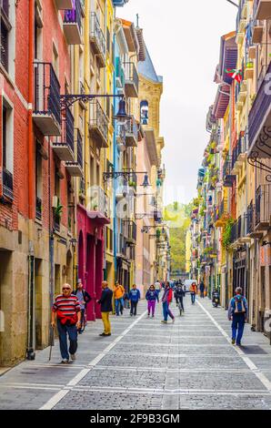 PAMPELUNE, ESPAGNE, le 28 OCTOBRE 2014: Les gens se promenent dans une rue de Pampelune, Espagne Banque D'Images