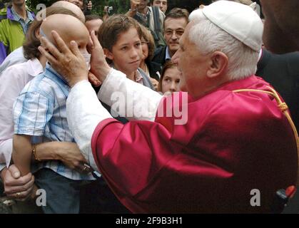 XX. Journée mondiale de la Jeunesse à Cologne Allemagne, 19.8.2005, Cologne, le Pape Benoît XVI bénit un enfant atteint d'un cancer devant l'église Saint Pantaléon. Banque D'Images