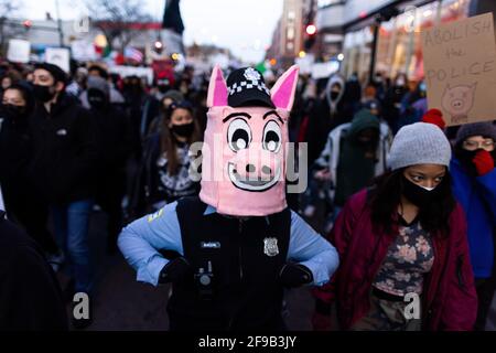 Chicago, États-Unis. 16 avril 2021. Un manifestant habillé comme un cochon dans un uniforme de police de Chicago participe à une marche à Logan Square, Chicago, Illinois, le 16 avril 2021. La communauté est rassemblée pour protester après que la police de Chicago a abattu Adam Toledo, 13 ans, les images de caméra de corps de la police ont été récemment diffusées au public a fait rage dans la communauté. (Photo de Brian Feinzimer/Sipa USA) crédit: SIPA USA/Alamy Live News Banque D'Images