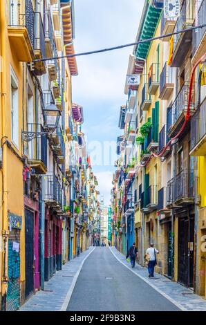 PAMPELUNE, ESPAGNE, le 28 OCTOBRE 2014: Les gens se promenent dans une rue de Pampelune, Espagne Banque D'Images
