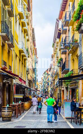 PAMPELUNE, ESPAGNE, le 28 OCTOBRE 2014: Les gens se promenent dans une rue de Pampelune, Espagne Banque D'Images