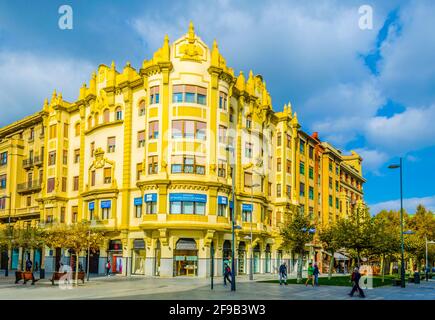 PAMPELUNE, ESPAGNE, le 28 OCTOBRE 2014: Les gens se promenent dans une rue de Pampelune, Espagne Banque D'Images