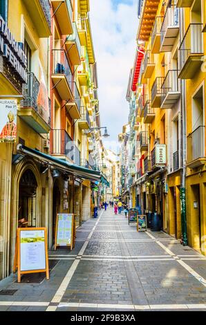 PAMPELUNE, ESPAGNE, le 28 OCTOBRE 2014: Les gens se promenent dans une rue de Pampelune, Espagne Banque D'Images
