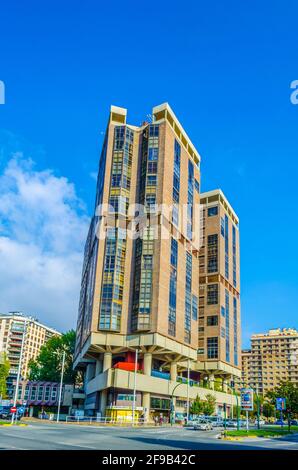 PAMPELUNE, ESPAGNE, le 28 OCTOBRE 2014: Les gens se promenent dans une rue de Pampelune, Espagne Banque D'Images