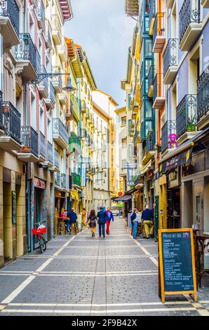 PAMPELUNE, ESPAGNE, le 28 OCTOBRE 2014: Les gens se promenent dans une rue de Pampelune, Espagne Banque D'Images