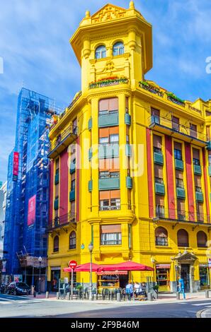 BILBAO, ESPAGNE, OCTOBRE 29,2014 : maisons colorées dans une rue de Bilbao, Espagne Banque D'Images