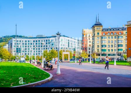 BILBAO, ESPAGNE, OCTOBRE 29,2014 : maisons colorées dans une rue de Bilbao, Espagne Banque D'Images