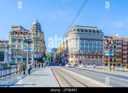 BILBAO, ESPAGNE, OCTOBRE 29,2014: Les gens passent puente de el arenal à Bilbao, Espagne Banque D'Images