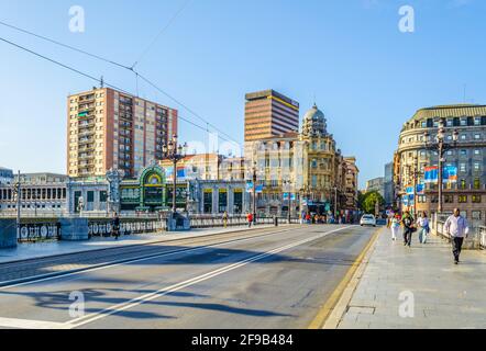 BILBAO, ESPAGNE, OCTOBRE 29,2014: Les gens passent puente de el arenal à Bilbao, Espagne Banque D'Images