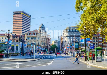 BILBAO, ESPAGNE, OCTOBRE 29,2014: Les gens passent puente de el arenal à Bilbao, Espagne Banque D'Images